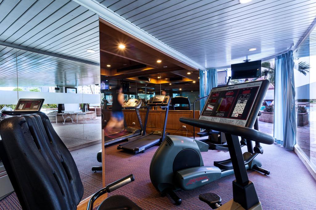 Executive Club At Windsor 호텔 방콕 외부 사진 The gym on board