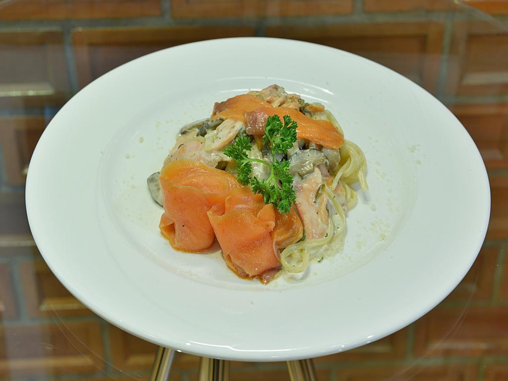 Executive Club At Windsor 호텔 방콕 외부 사진 Salmon and mushroom pasta