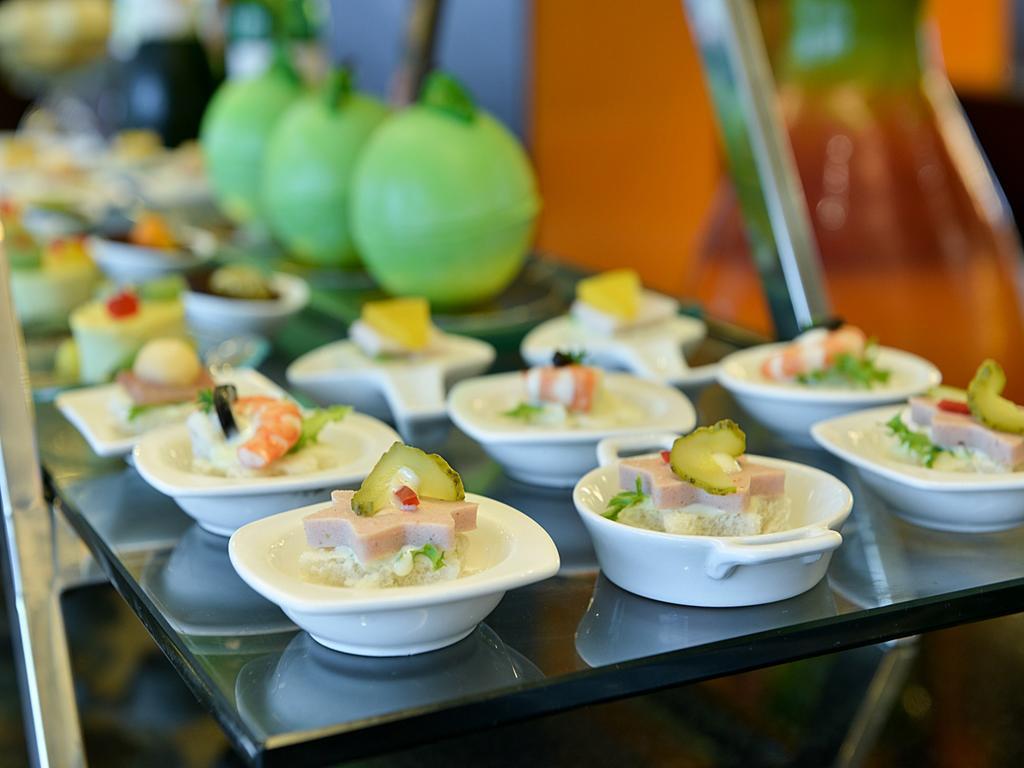 Executive Club At Windsor 호텔 방콕 외부 사진 A selection of canapés