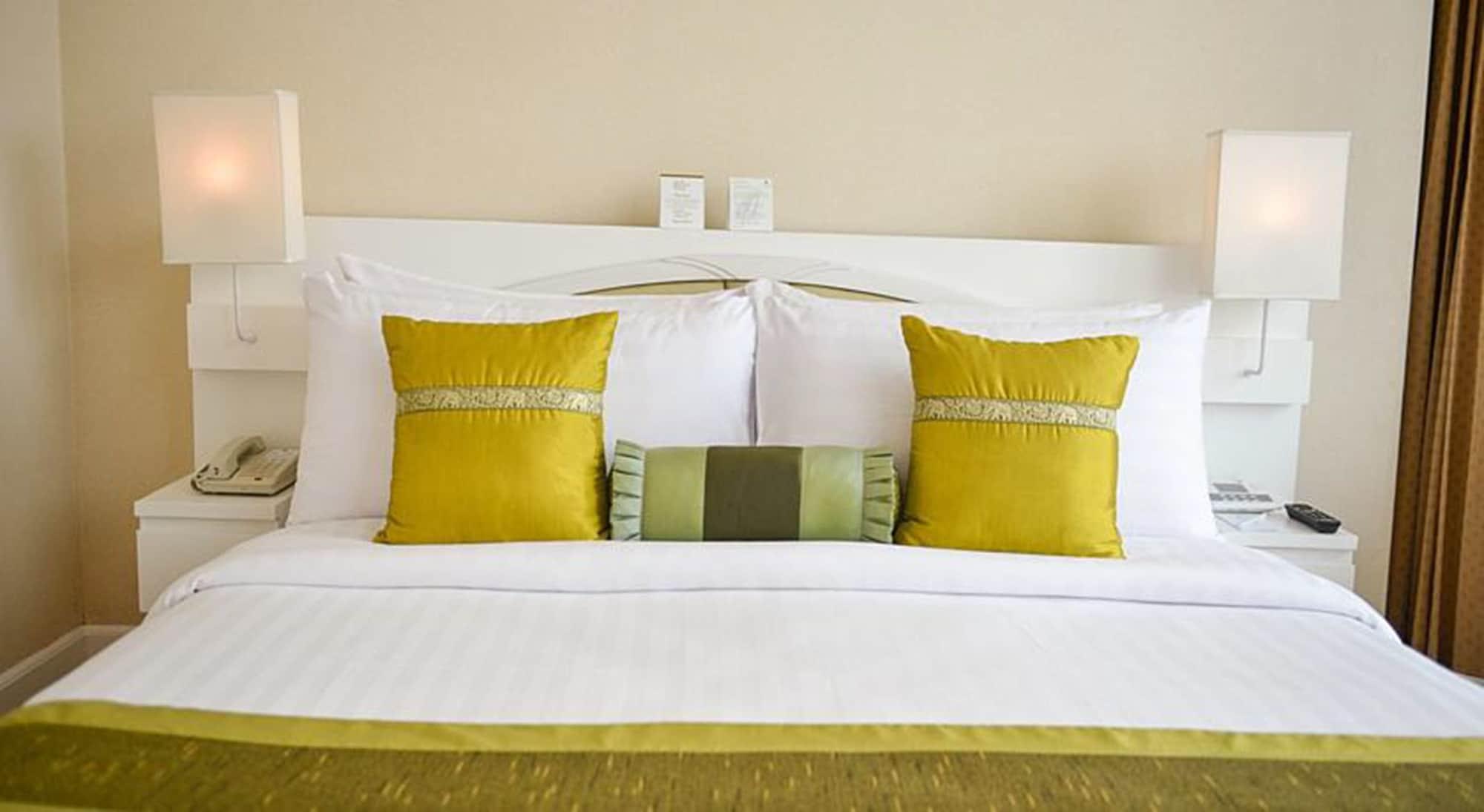 Executive Club At Windsor 호텔 방콕 외부 사진 A bed with cushions