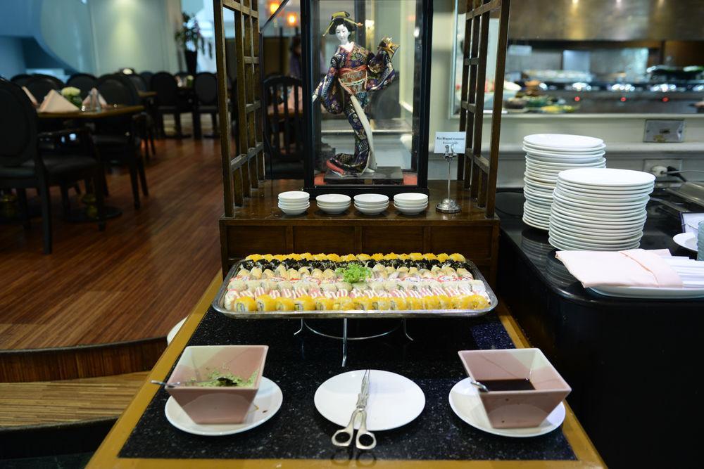 Executive Club At Windsor 호텔 방콕 외부 사진 Sushi at a buffet