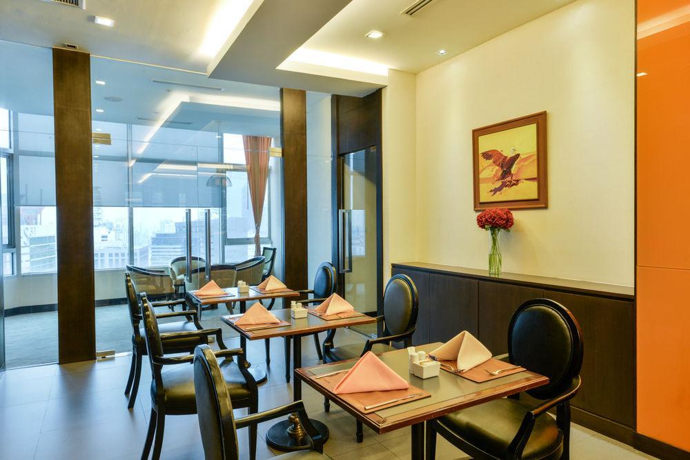Executive Club At Windsor 호텔 방콕 외부 사진 The interior of the lounge