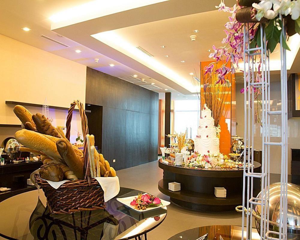 Executive Club At Windsor 호텔 방콕 외부 사진 The interior of the lounge