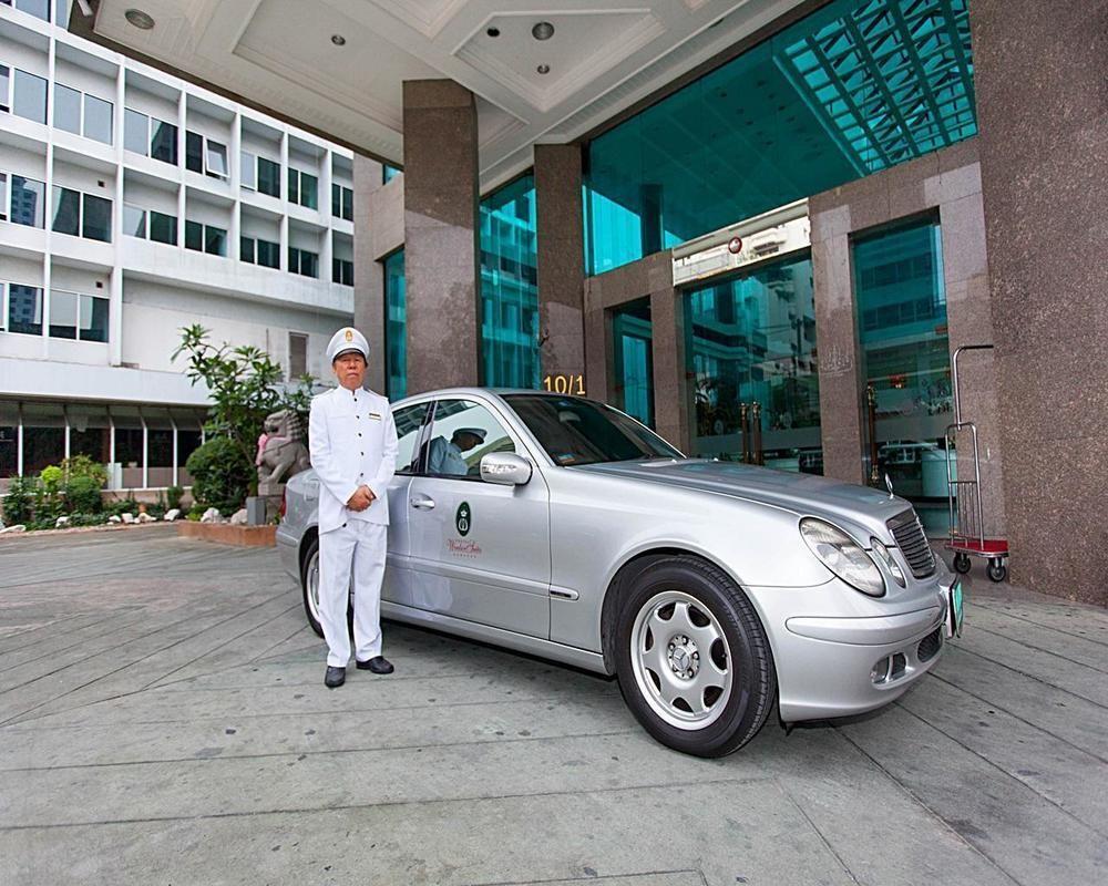 Executive Club At Windsor 호텔 방콕 외부 사진 A chauffeur opening a car door