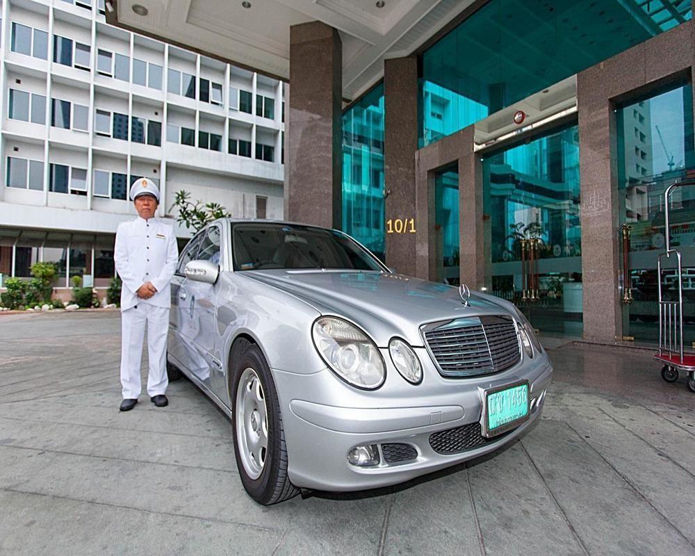 Executive Club At Windsor 호텔 방콕 외부 사진 A chauffeur in Thailand