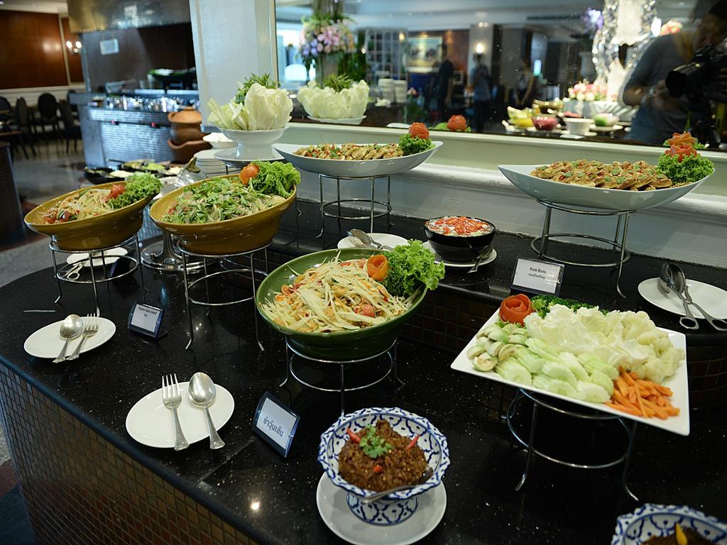 Executive Club At Windsor 호텔 방콕 외부 사진 Thai cuisine at a buffet