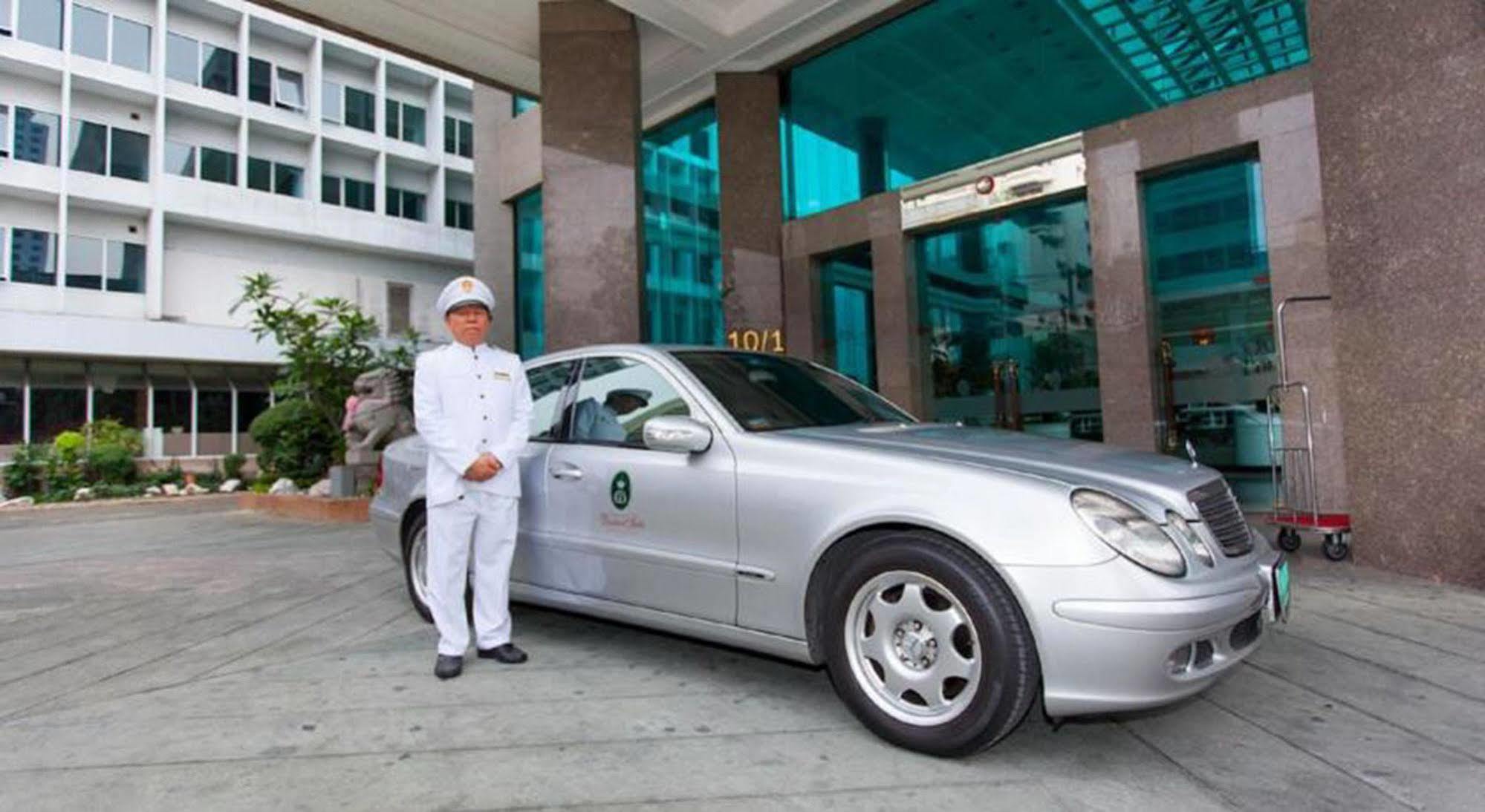 Executive Club At Windsor 호텔 방콕 외부 사진 A chauffeur opening the door of a Mercedes-Benz S-Class