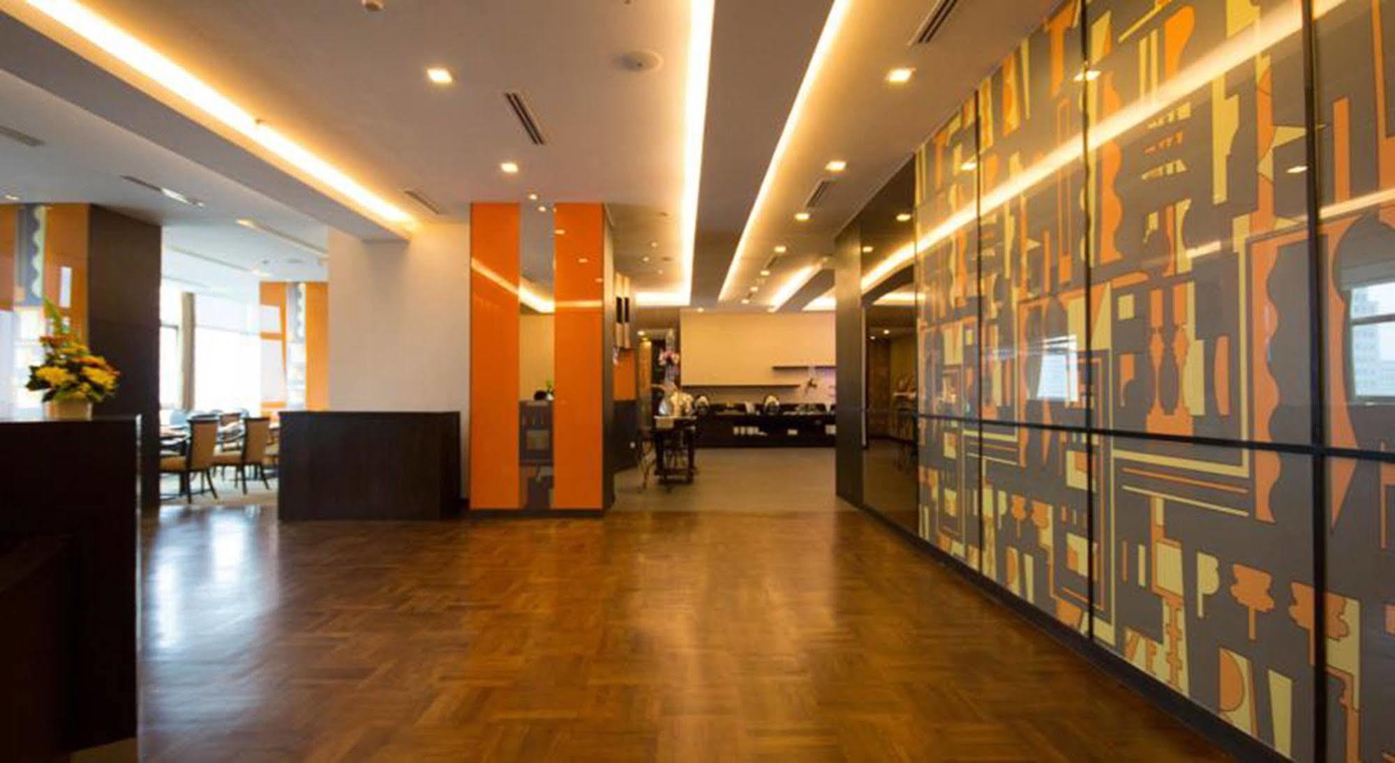 Executive Club At Windsor 호텔 방콕 외부 사진 The interior of the lounge