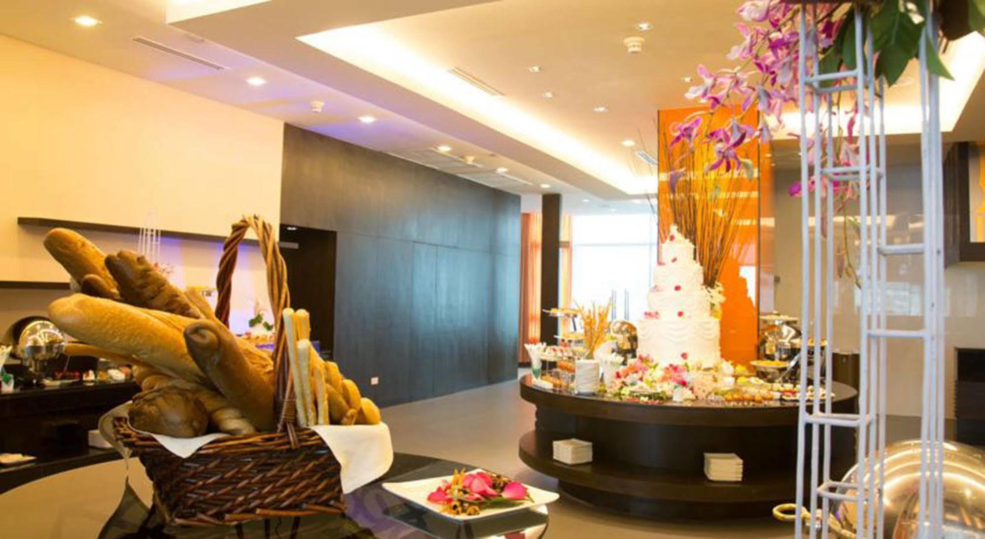 Executive Club At Windsor 호텔 방콕 외부 사진 The interior of the lounge