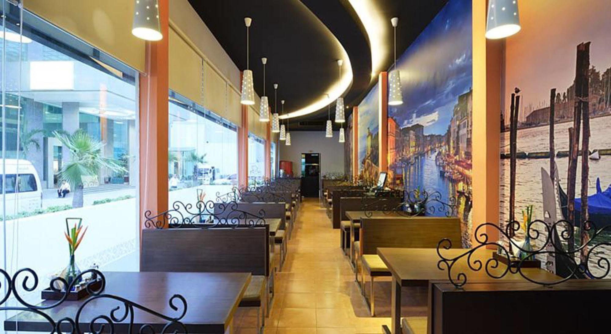 Executive Club At Windsor 호텔 방콕 외부 사진 Interior of a typical restaurant