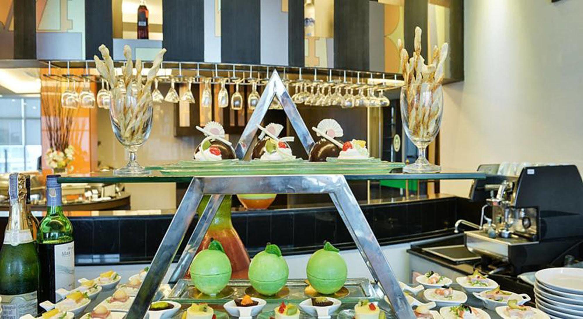 Executive Club At Windsor 호텔 방콕 외부 사진 A dessert buffet