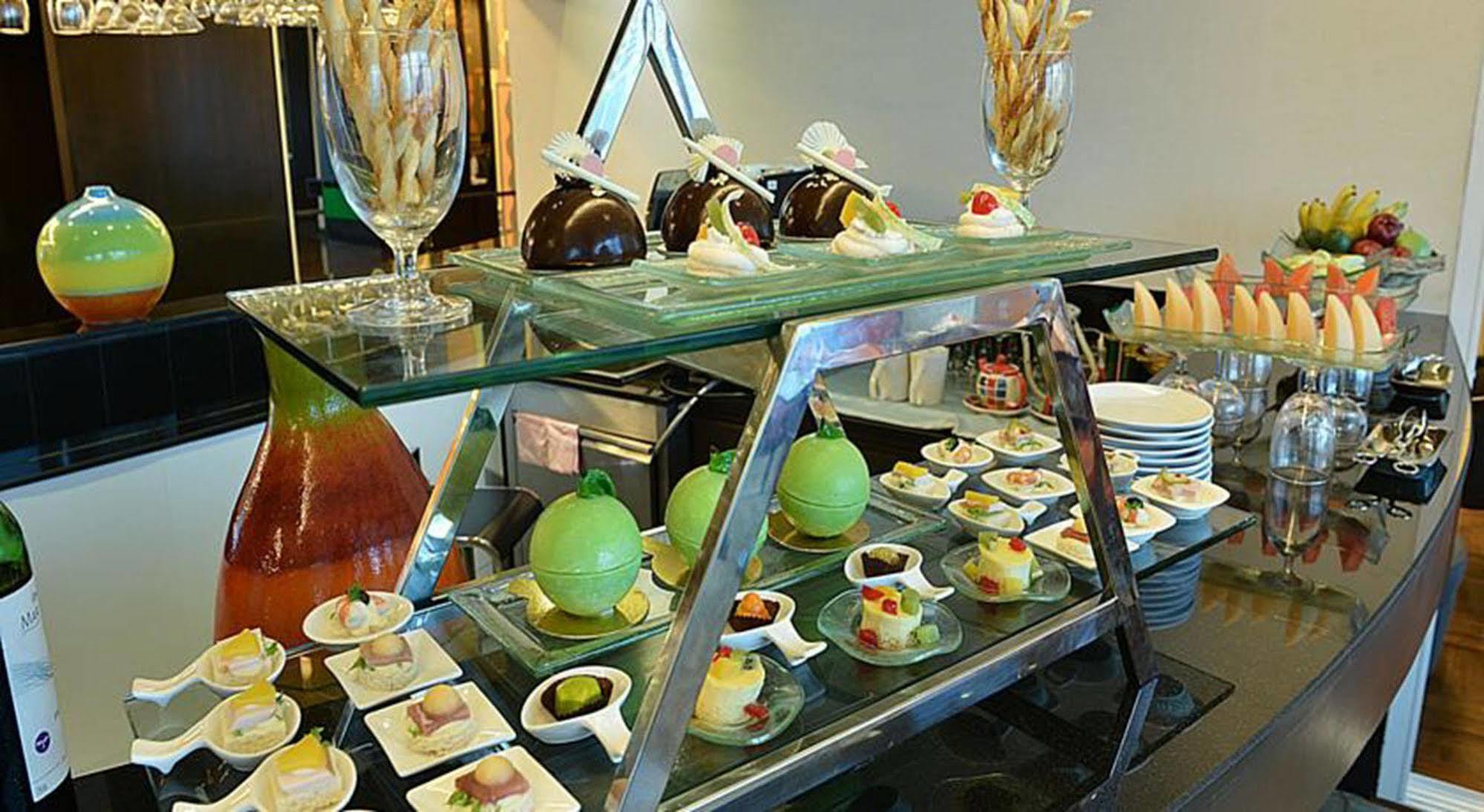 Executive Club At Windsor 호텔 방콕 외부 사진 A dessert buffet