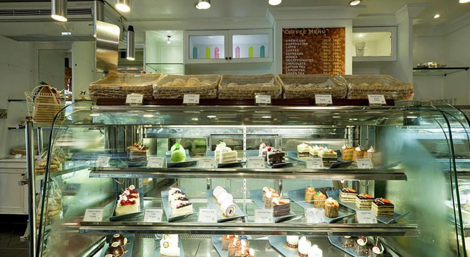 Executive Club At Windsor 호텔 방콕 외부 사진 A pastry display case