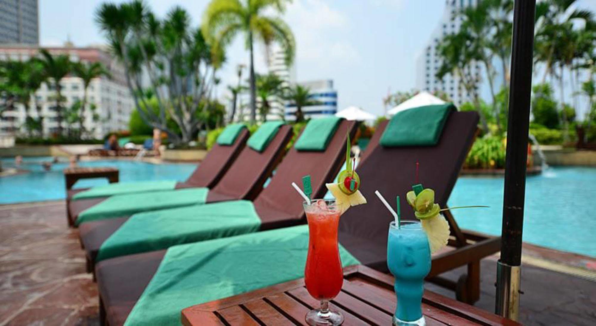 Executive Club At Windsor 호텔 방콕 외부 사진 Poolside at the hotel