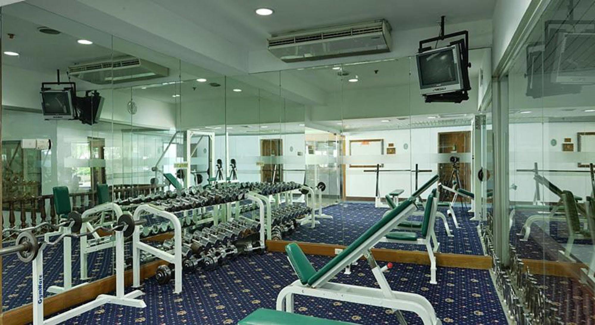 Executive Club At Windsor 호텔 방콕 외부 사진 The gym at the hotel