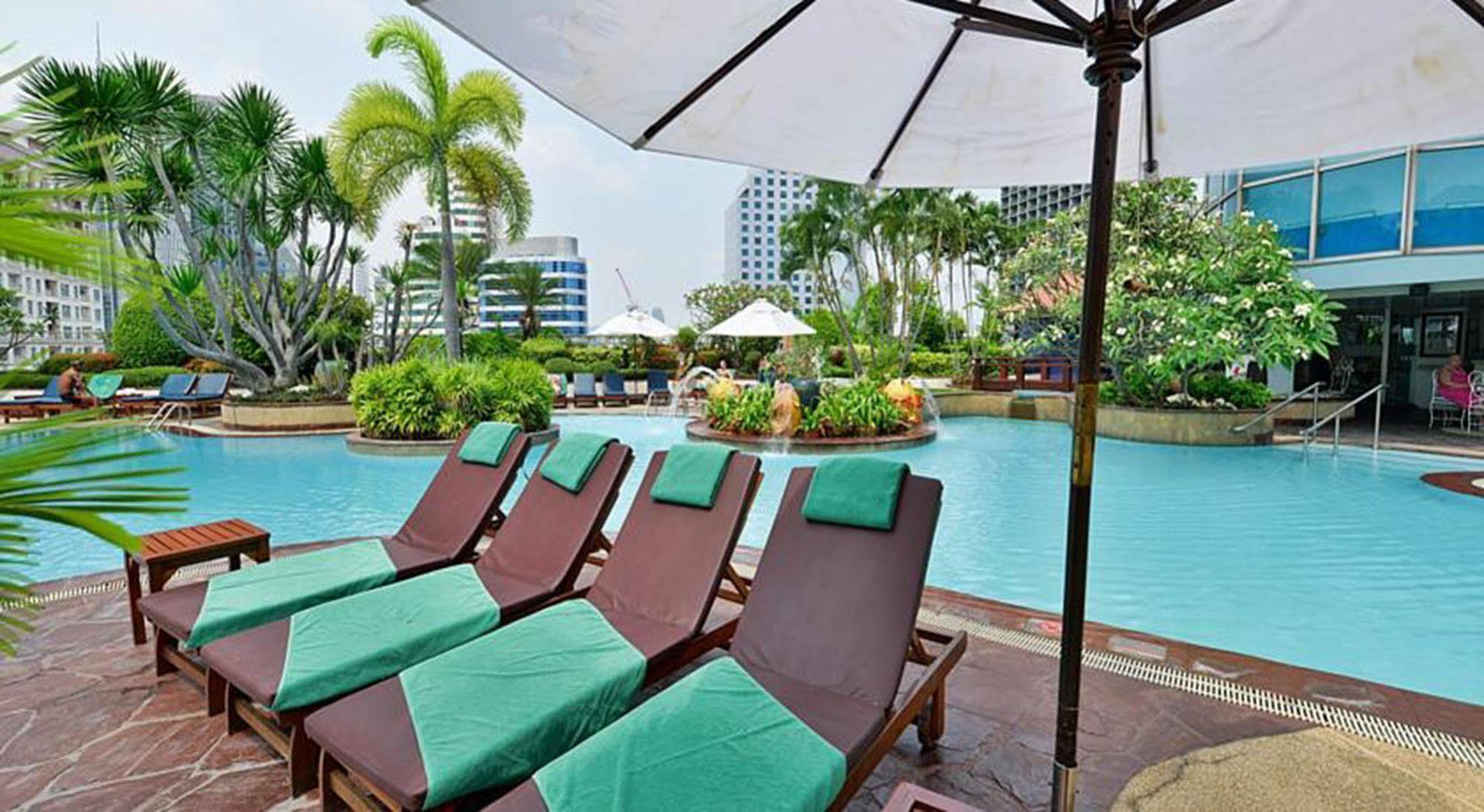 Executive Club At Windsor 호텔 방콕 외부 사진 The pool at the hotel