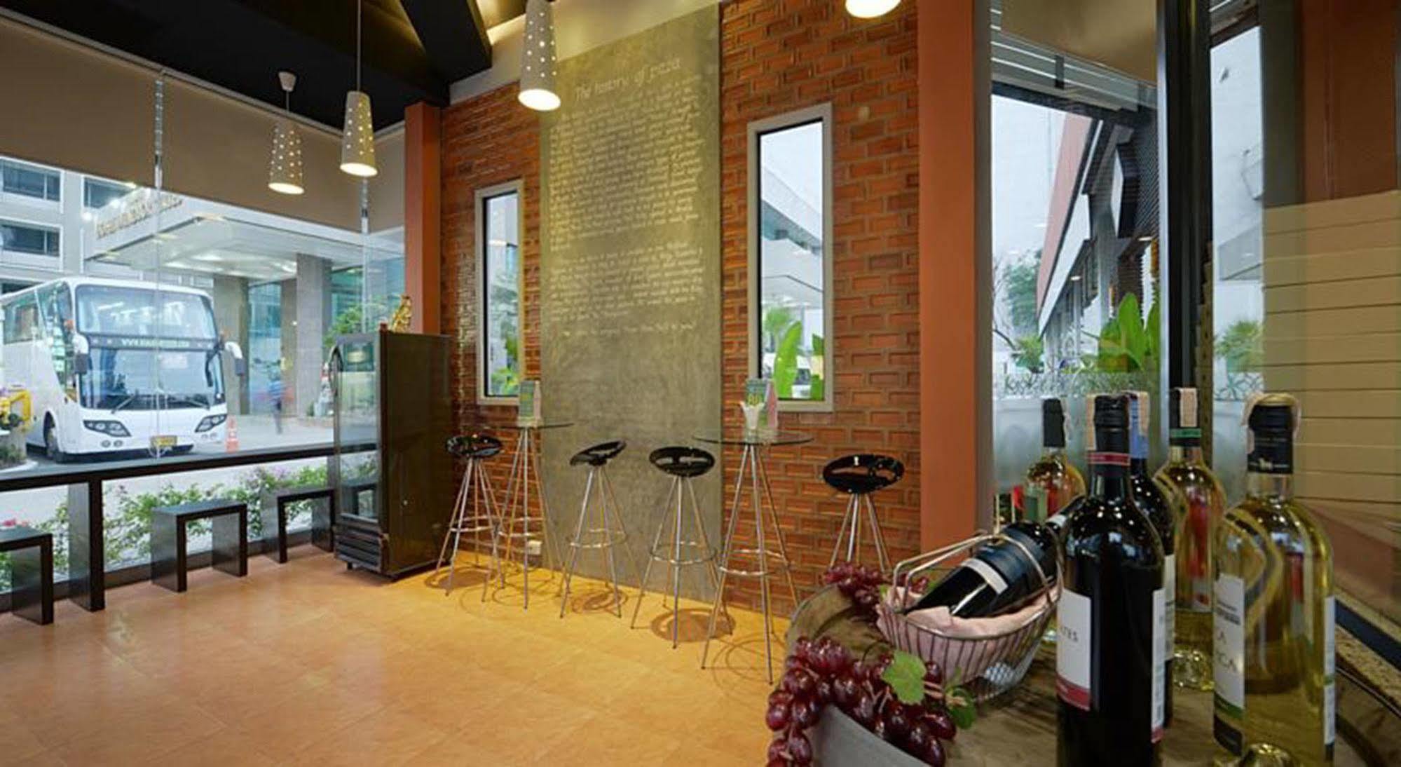 Executive Club At Windsor 호텔 방콕 외부 사진 Wine bar in Shanghai, China
